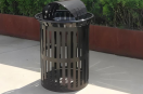 街道上的幾何詩當黑色不銹鋼垃圾桶成為城市藝術品