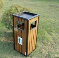 女孩撿垃圾扔進分類果皮箱，赤子之心令人稱贊