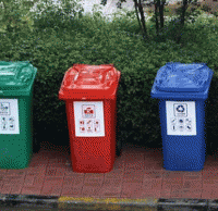 環(huán)保分類(lèi)垃圾桶進(jìn)小區(qū)