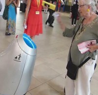 自動接物垃圾桶小發明，或將改變人們扔垃圾方式