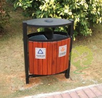 分類垃圾箱上的愛