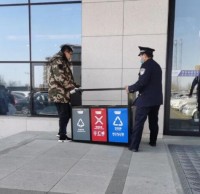 發放分類垃圾箱 推進垃圾分類工作