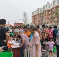 崔寨街道開(kāi)展社區(qū)免費(fèi)發(fā)放分類(lèi)垃圾桶活動(dòng)！