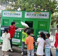 街道開展“大手牽小手 垃圾分類丟”志愿服務活動